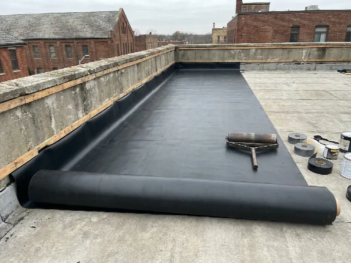 Pose d’une membrane d’étanchéité sur une toiture plate
